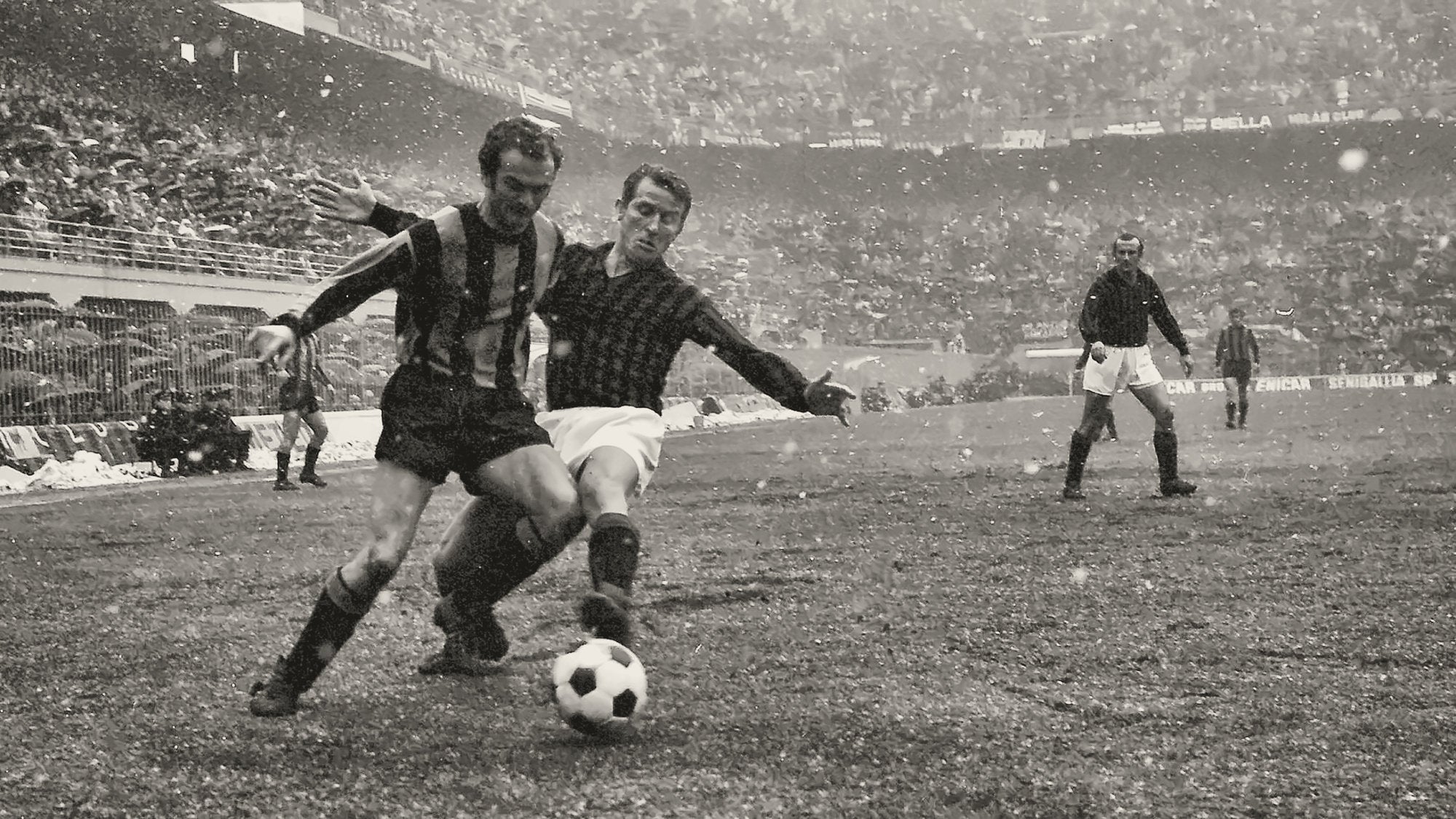 Sandro Mazzola shielding the ball in a Milan derby in the snow at San Siro.